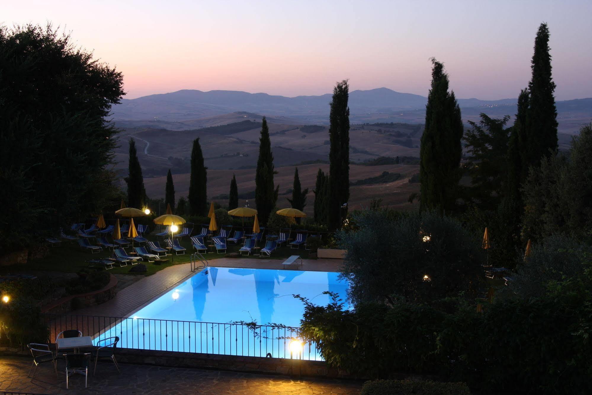 Hotel Casanova - Wellness Center La Grotta Etrusca San Quirico dʼOrcia Exterior foto